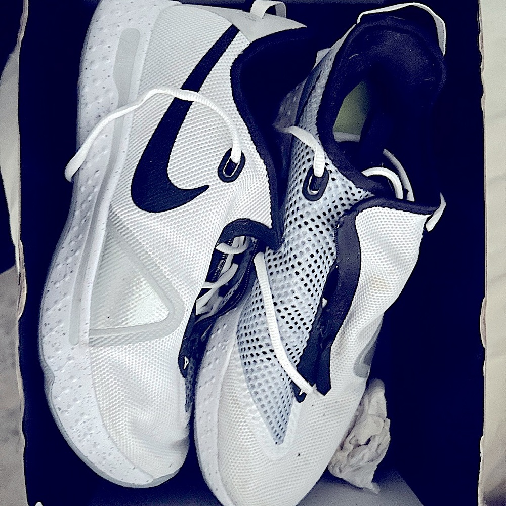 Size 14 men’s Nike  brand new in box.